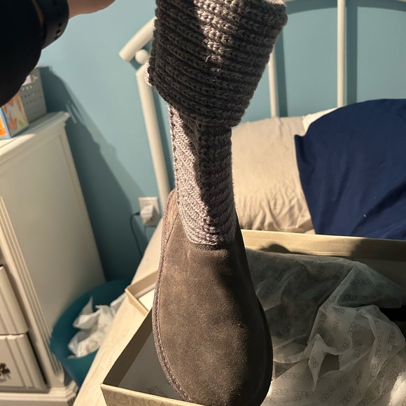 Women’s Boots NEW IN BOX sz. 7 - Picture 2 of 4